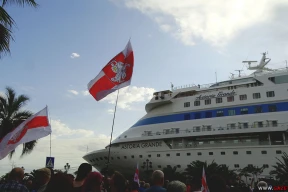 «Кремлевские шуты, русский сапог – спой Путину»