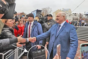 Што за чамадан носіць каля Лукашэнкі ягоны ахоўнік?